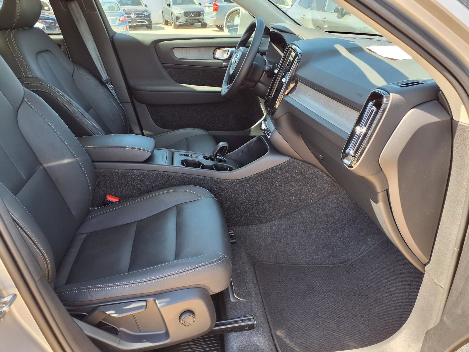 Certified 2025 Volvo XC40 B5 Core AWD/4WD image 11