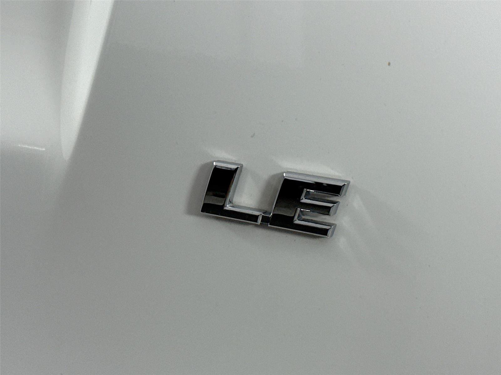 Used 2018 Toyota RAV4 LE FWD image 13