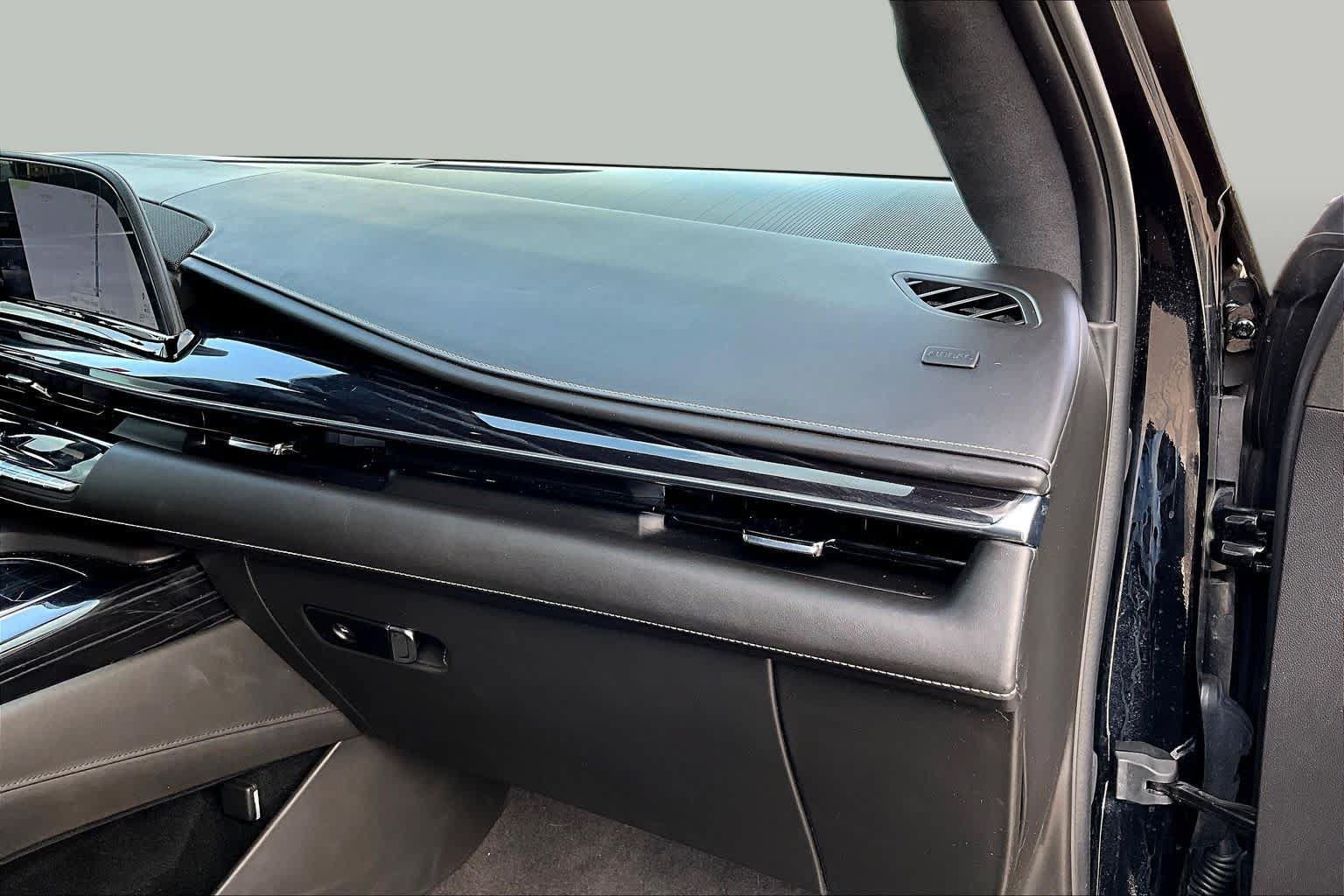 Used 2024 Cadillac Escalade ESV V w/ LPO, ONYX Package AWD/4WD image 17