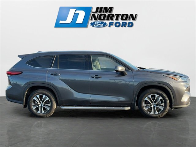 Used 2021 Toyota Highlander XLE image 2