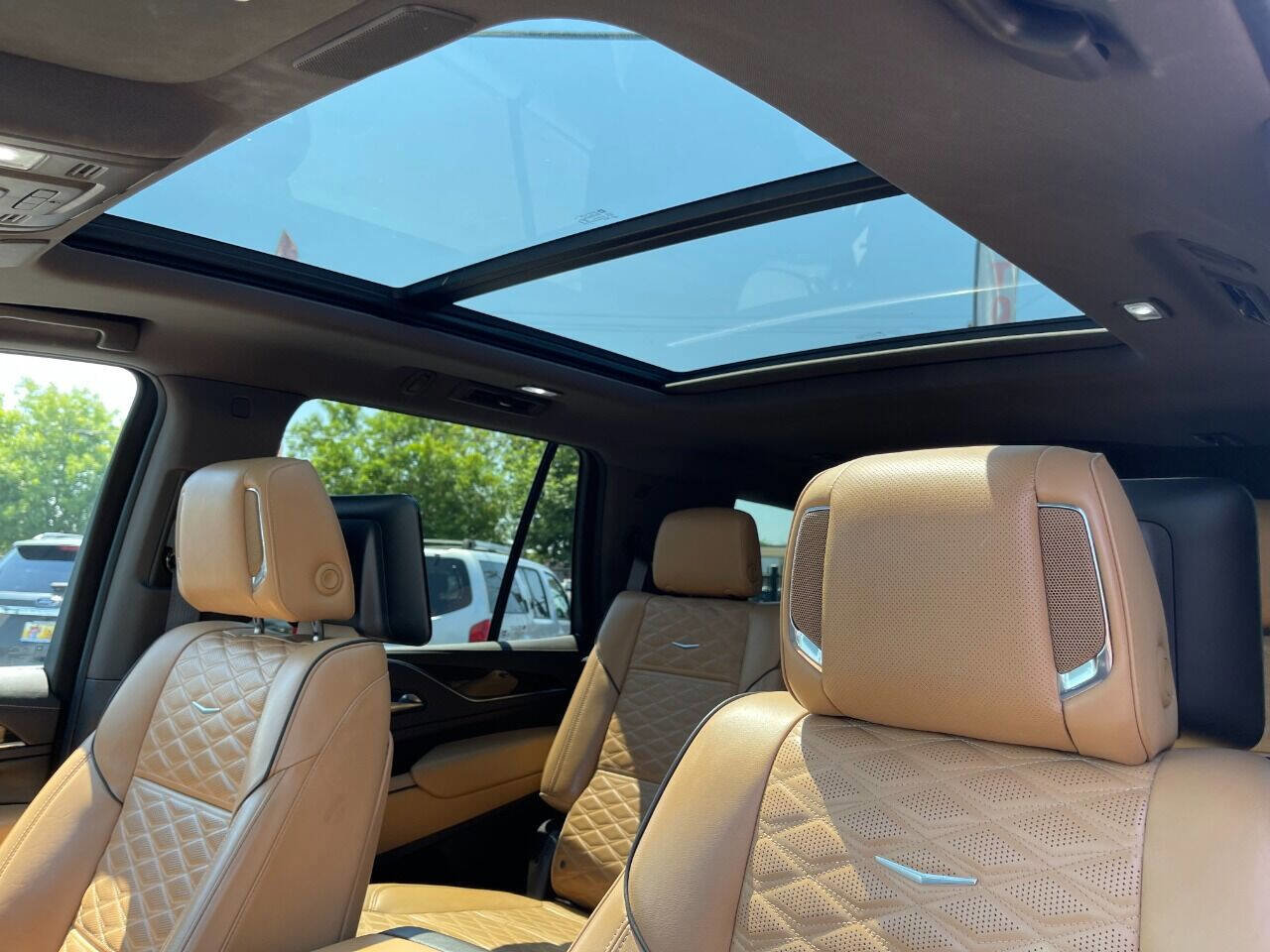 Used 2021 Cadillac Escalade Premium Luxury RWD image 28