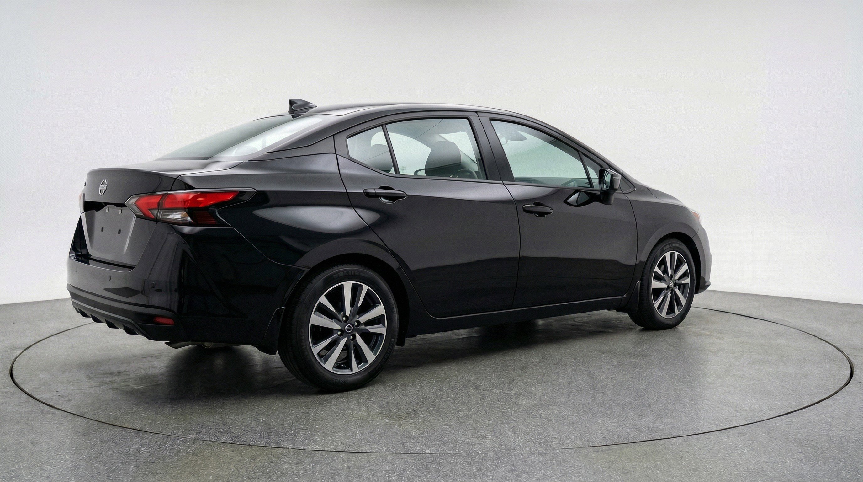 Used 2025 Nissan Versa SV image 9