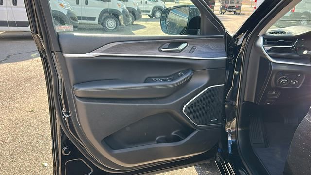 Used 2023 Jeep Grand Cherokee 30th Anniversary image 8