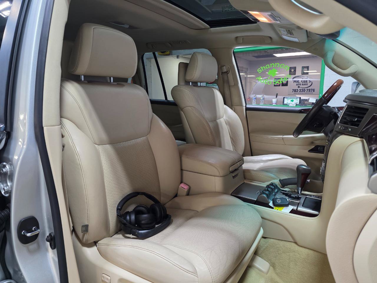 Used 2013 Lexus LX 570 4WD w/ Luxury Pkg w/Pre-crash image 29