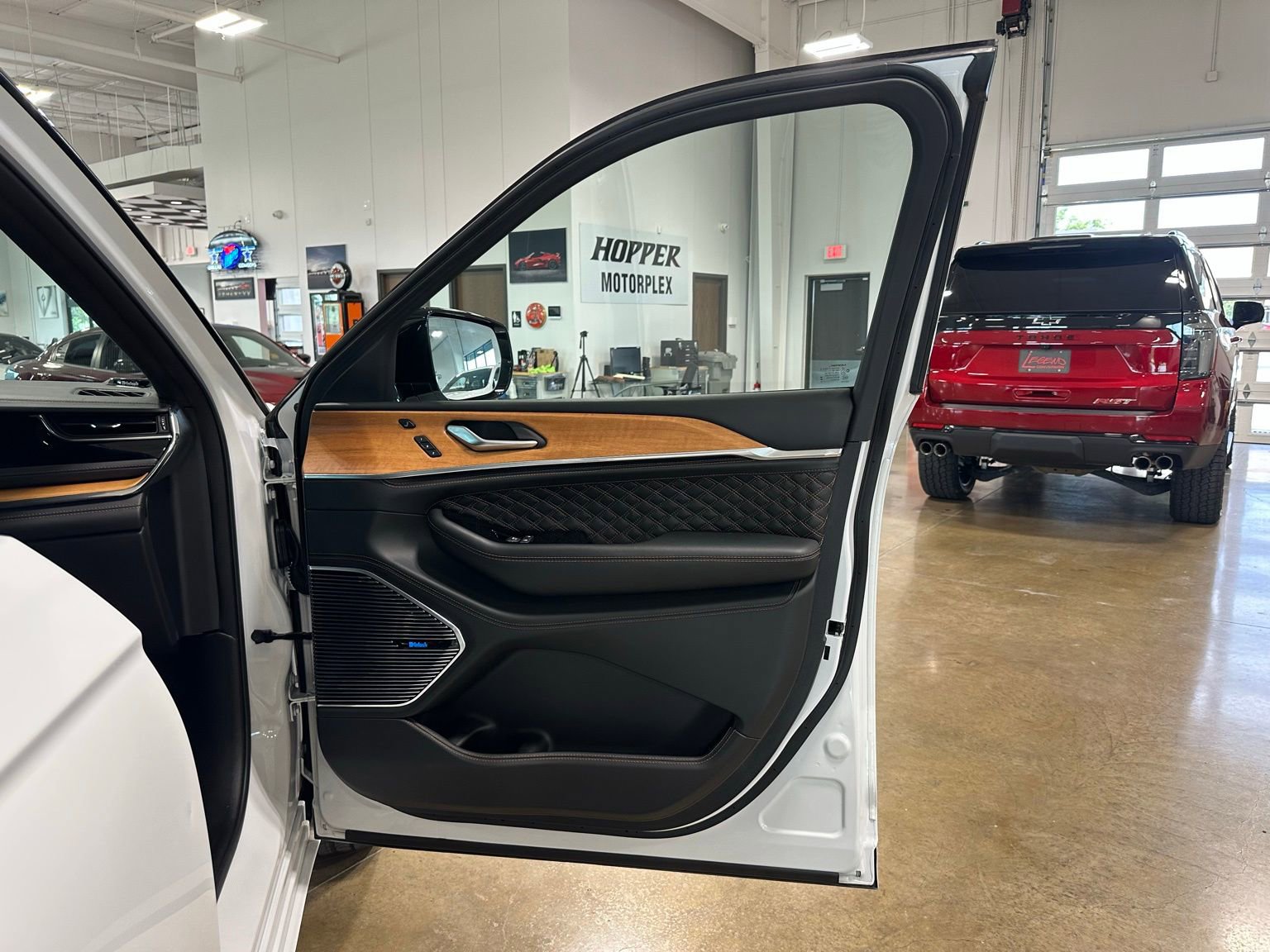 Used 2024 Jeep Grand Cherokee Summit AWD/4WD image 47