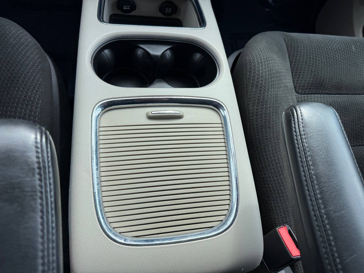 Used 2016 Dodge Grand Caravan SXT FWD image 39