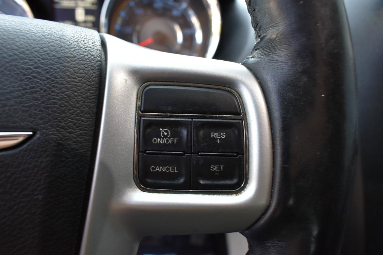 Used 2014 Chrysler Town & Country Touring-L w/ Driver Convenience Group FWD image 14