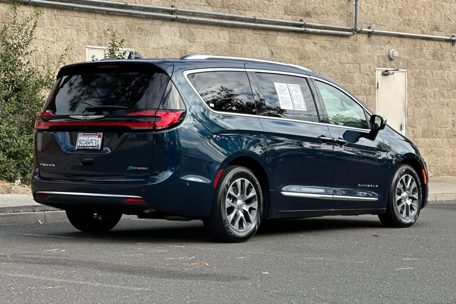 Used 2023 Chrysler Pacifica Pinnacle FWD image 3
