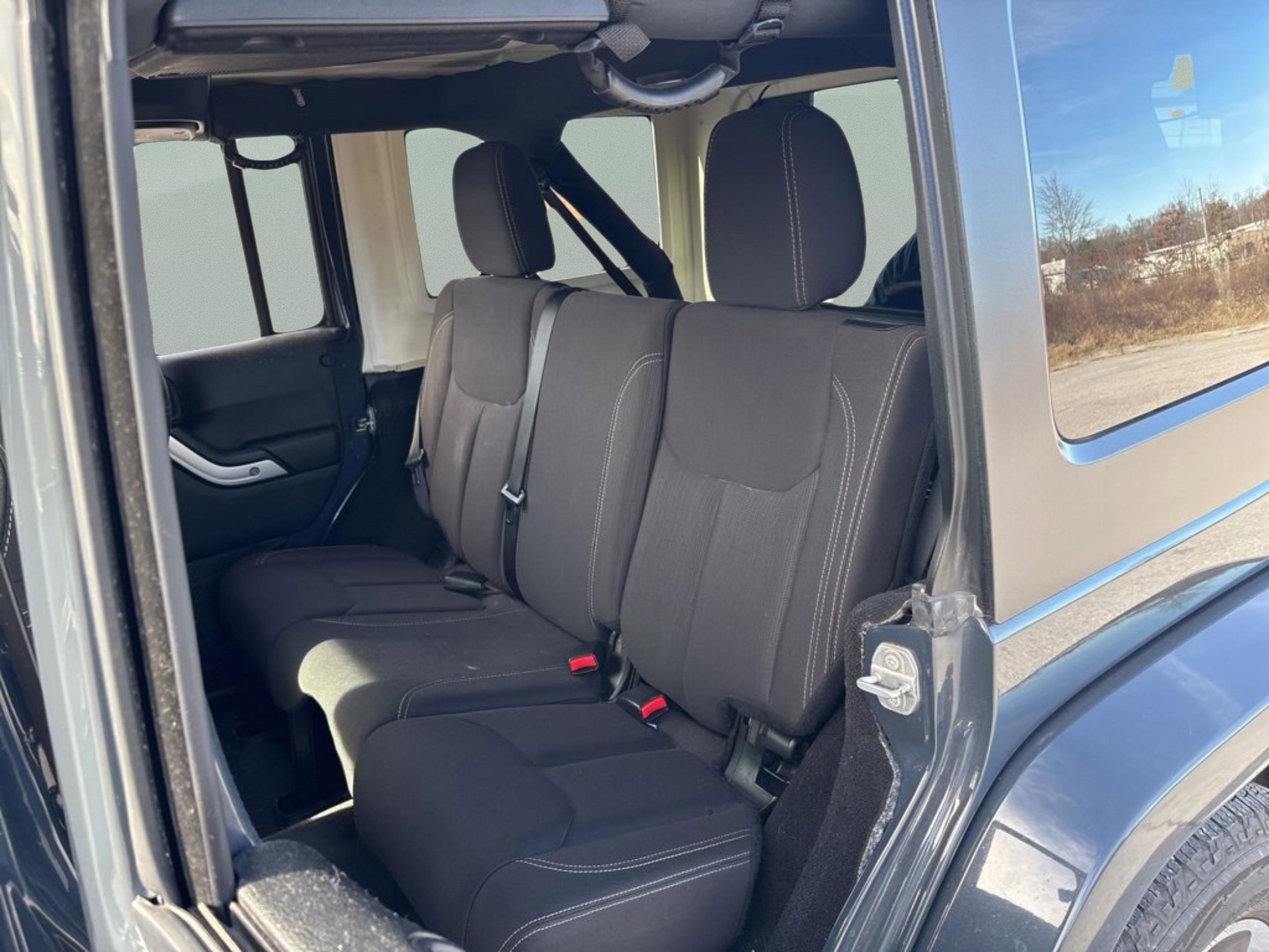 Used 2017 Jeep Wrangler Unlimited Sahara w/ Connectivity Group image 28