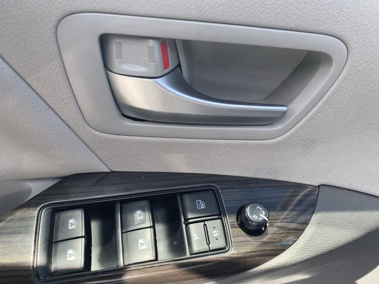 Certified 2018 Toyota Sienna XLE FWD image 13