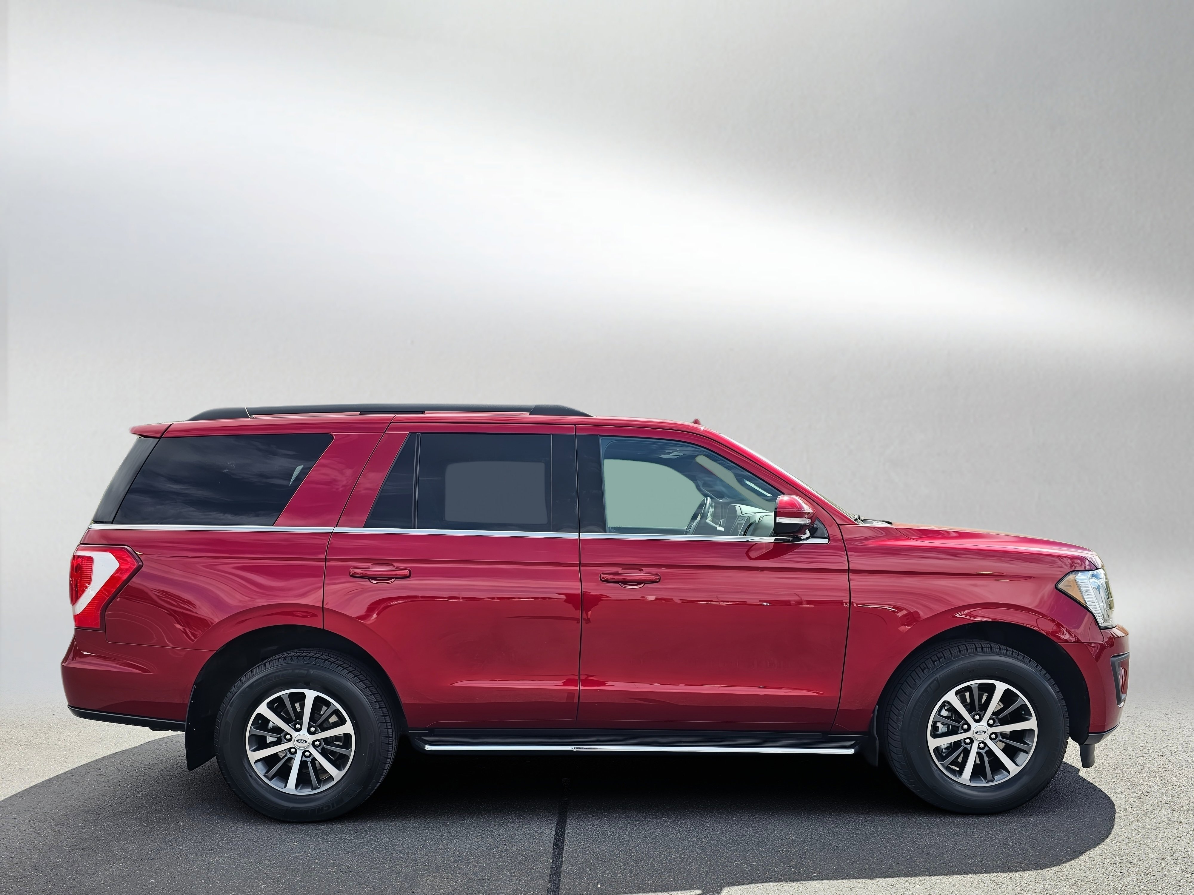 Used 2019 Ford Expedition XLT w/ Equipment Group 202A AWD/4WD image 6