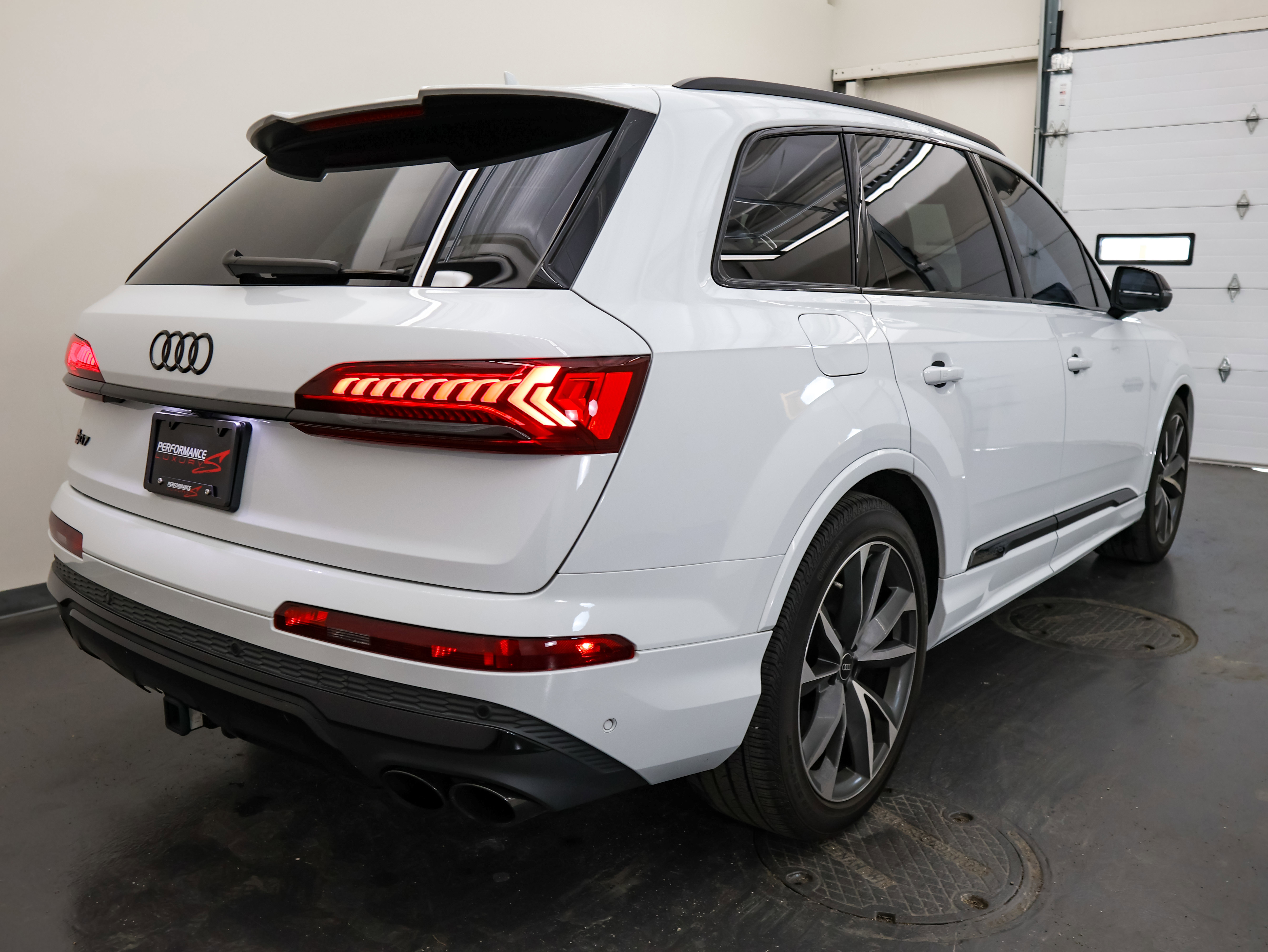 Used 2024 Audi SQ7 Premium Plus w/ Executive Package image 3
