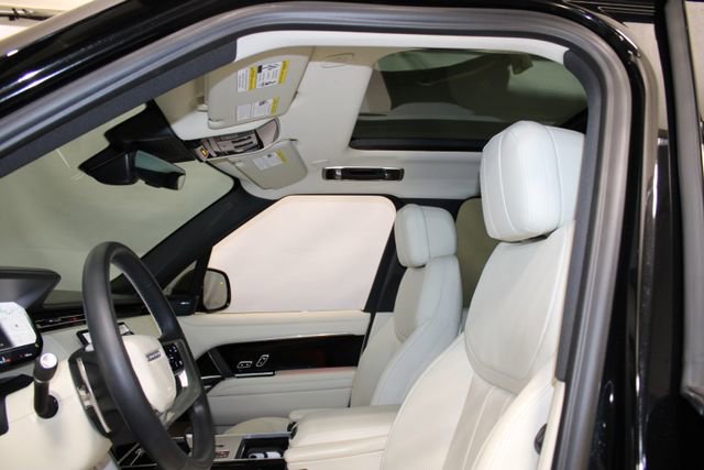 Used 2025 Land Rover Range Rover SE image 8