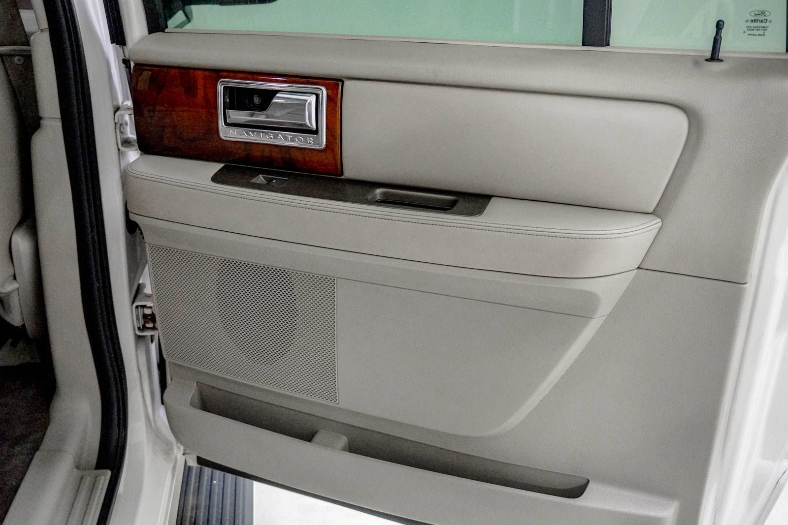 Used 2011 Lincoln Navigator L 4WD image 34