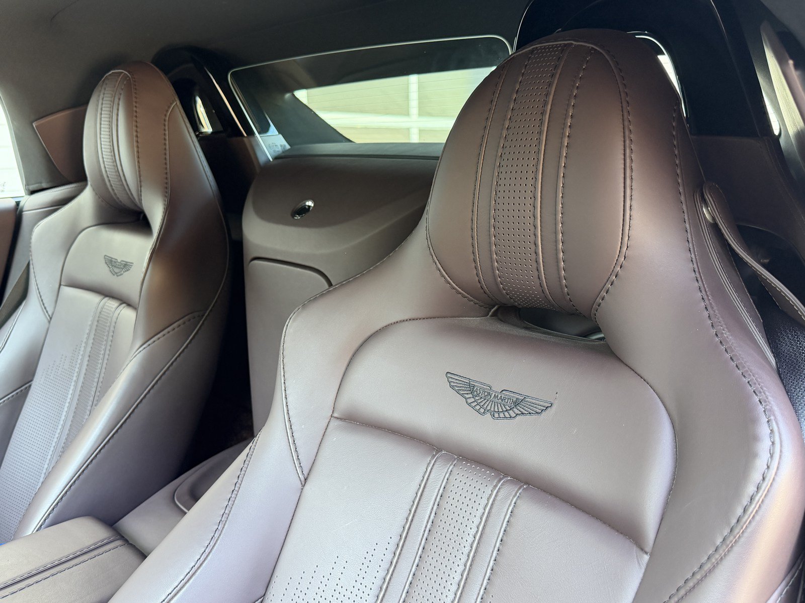 Used 2023 Aston Martin V8 Vantage Roadster RWD image 36