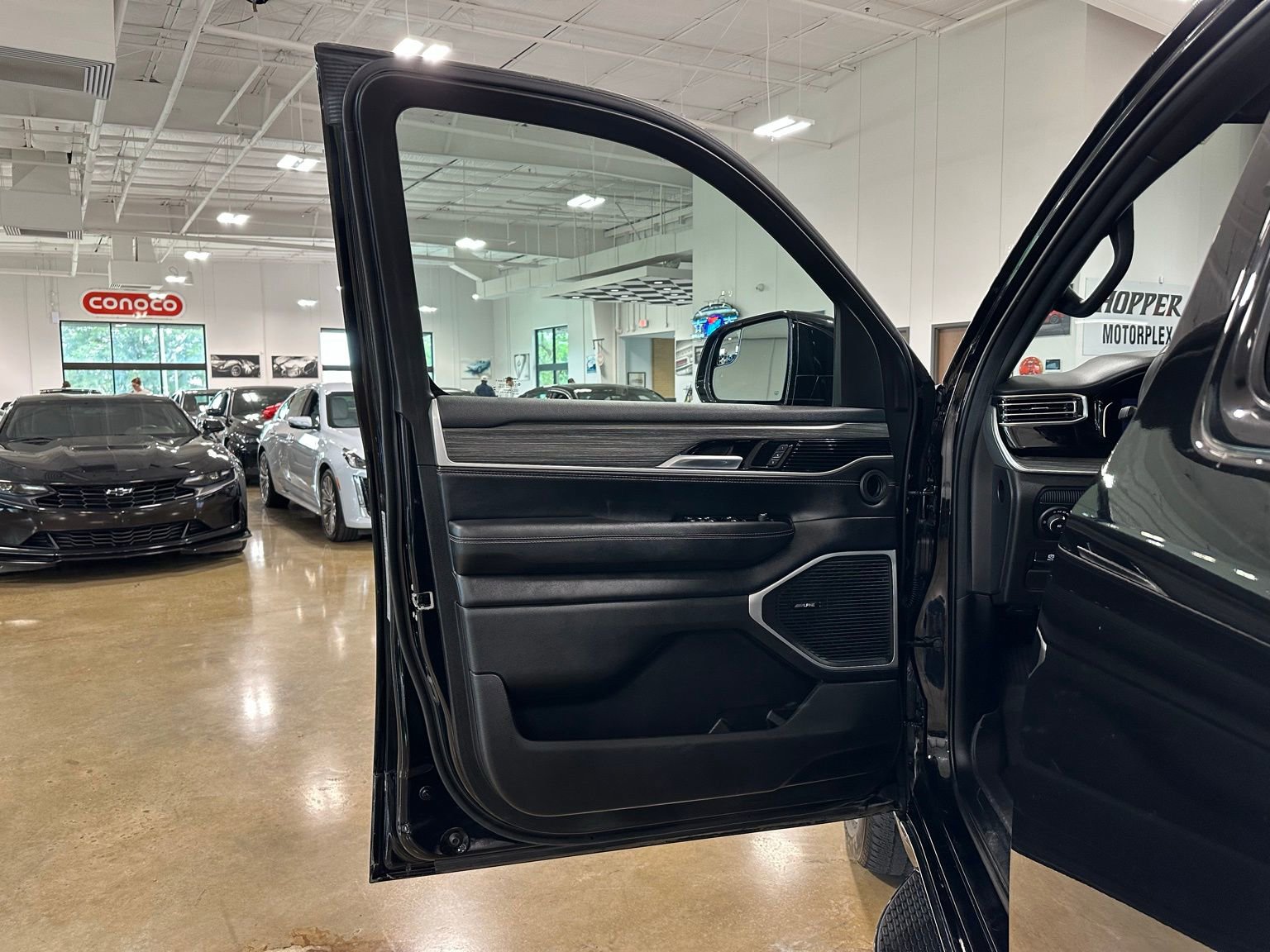 Used 2023 Jeep Wagoneer Series III w/ Preferred Equipment Group image 11