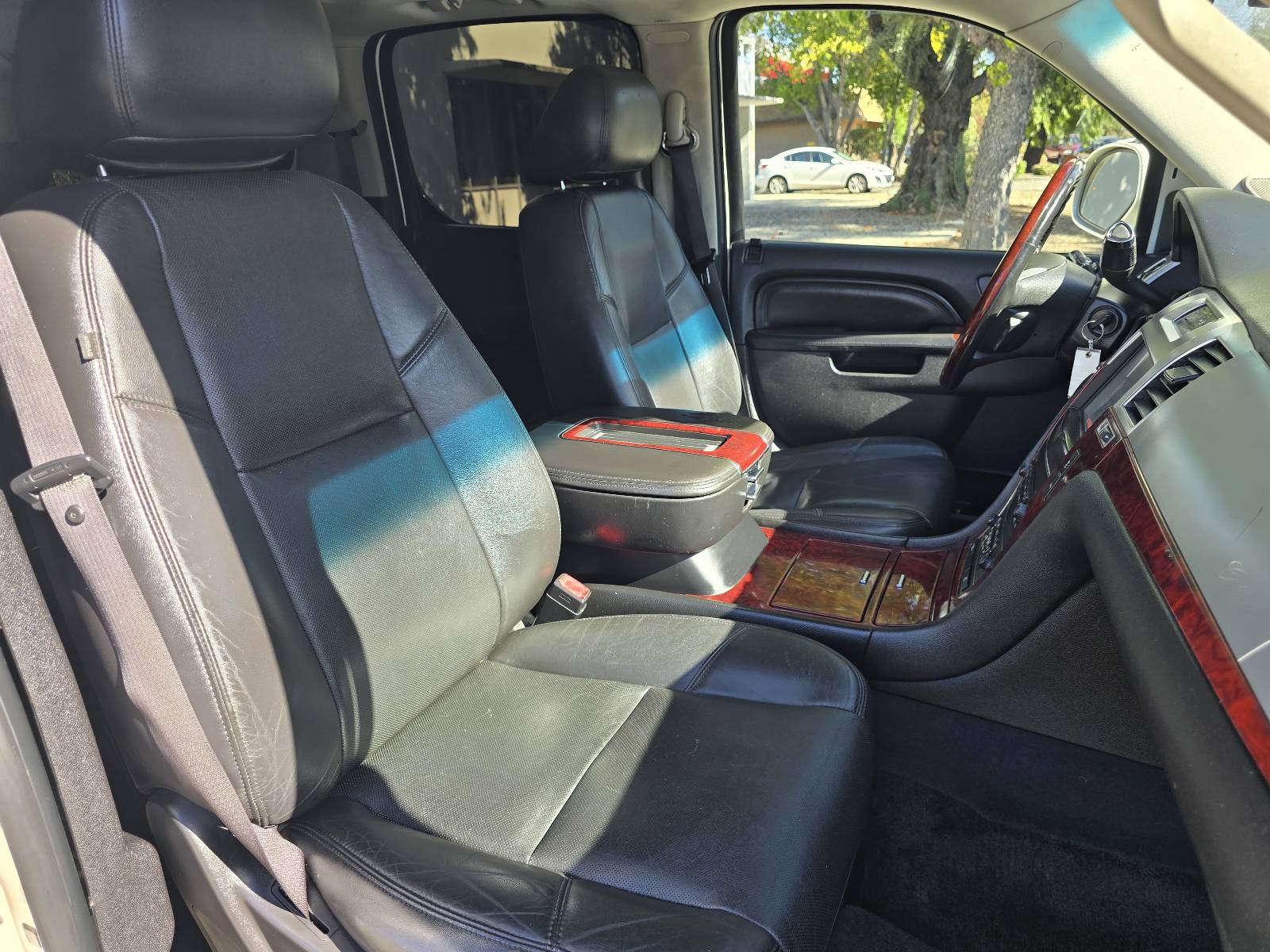Used 2012 Cadillac Escalade ESV Premium AWD/4WD image 19