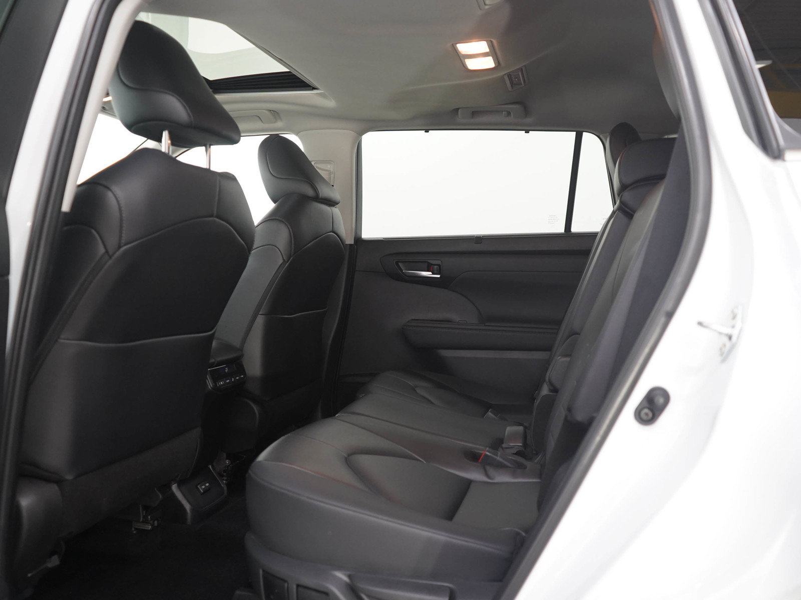 Used 2024 Toyota Highlander XLE AWD/4WD image 19
