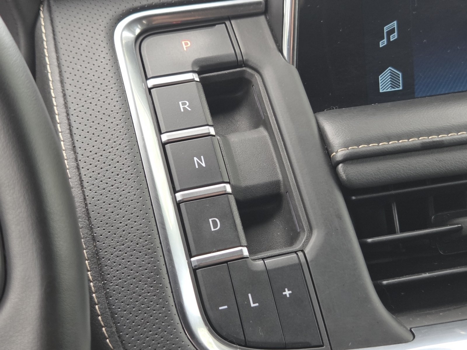 Used 2023 Chevrolet Suburban Premier AWD/4WD image 9