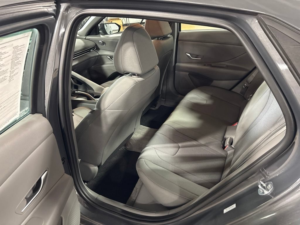 Used 2023 Hyundai Elantra SE FWD image 21