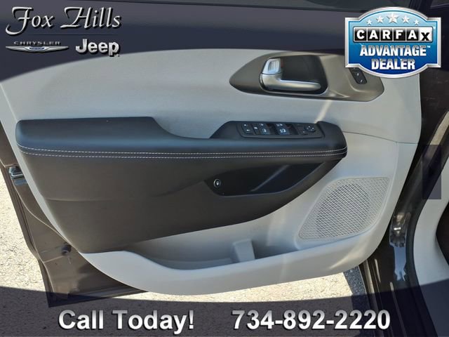 Used 2023 Chrysler Pacifica Touring-L FWD image 16