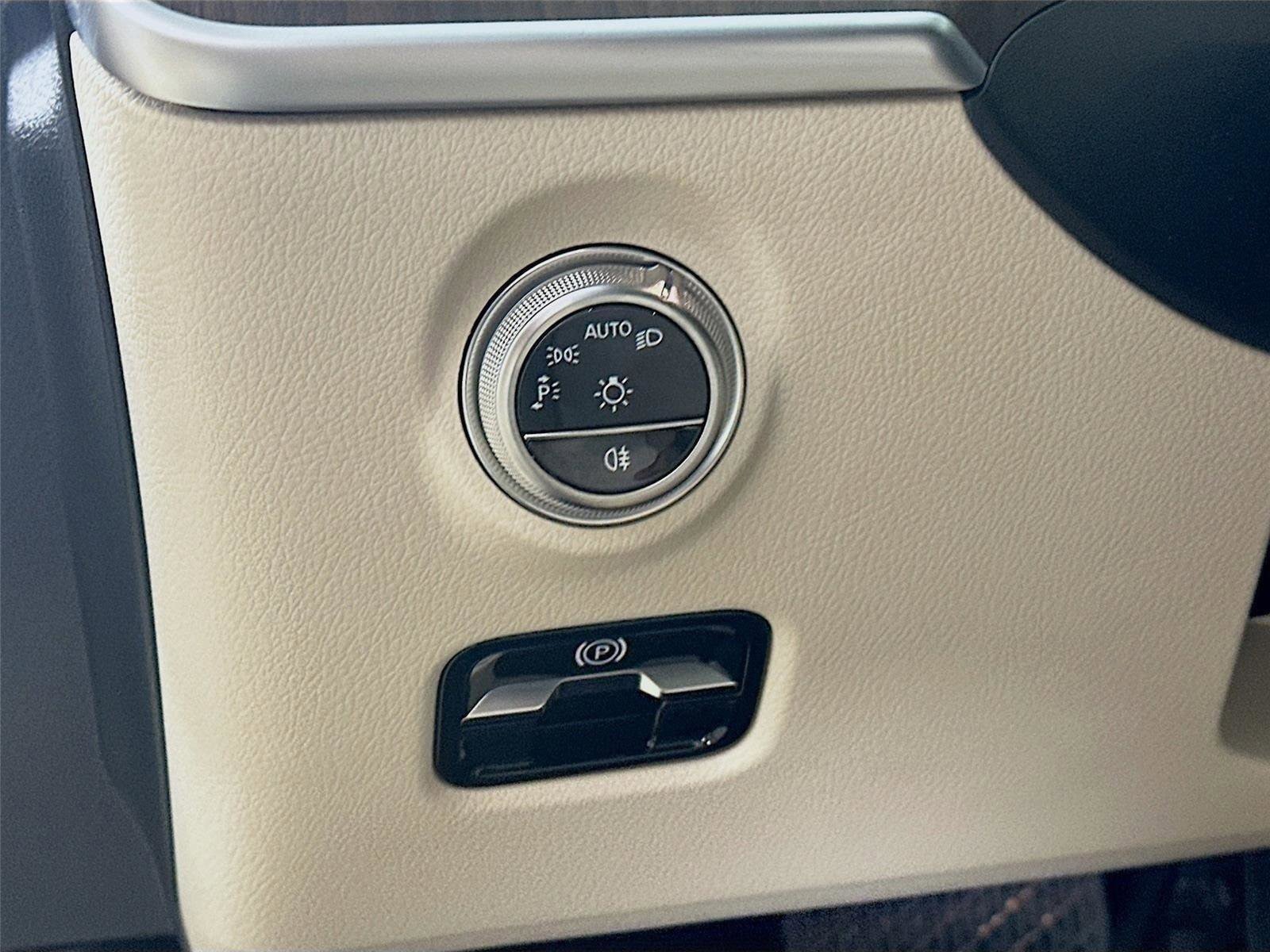 Certified 2026 Mercedes-Benz C 300 4MATIC Sedan image 10