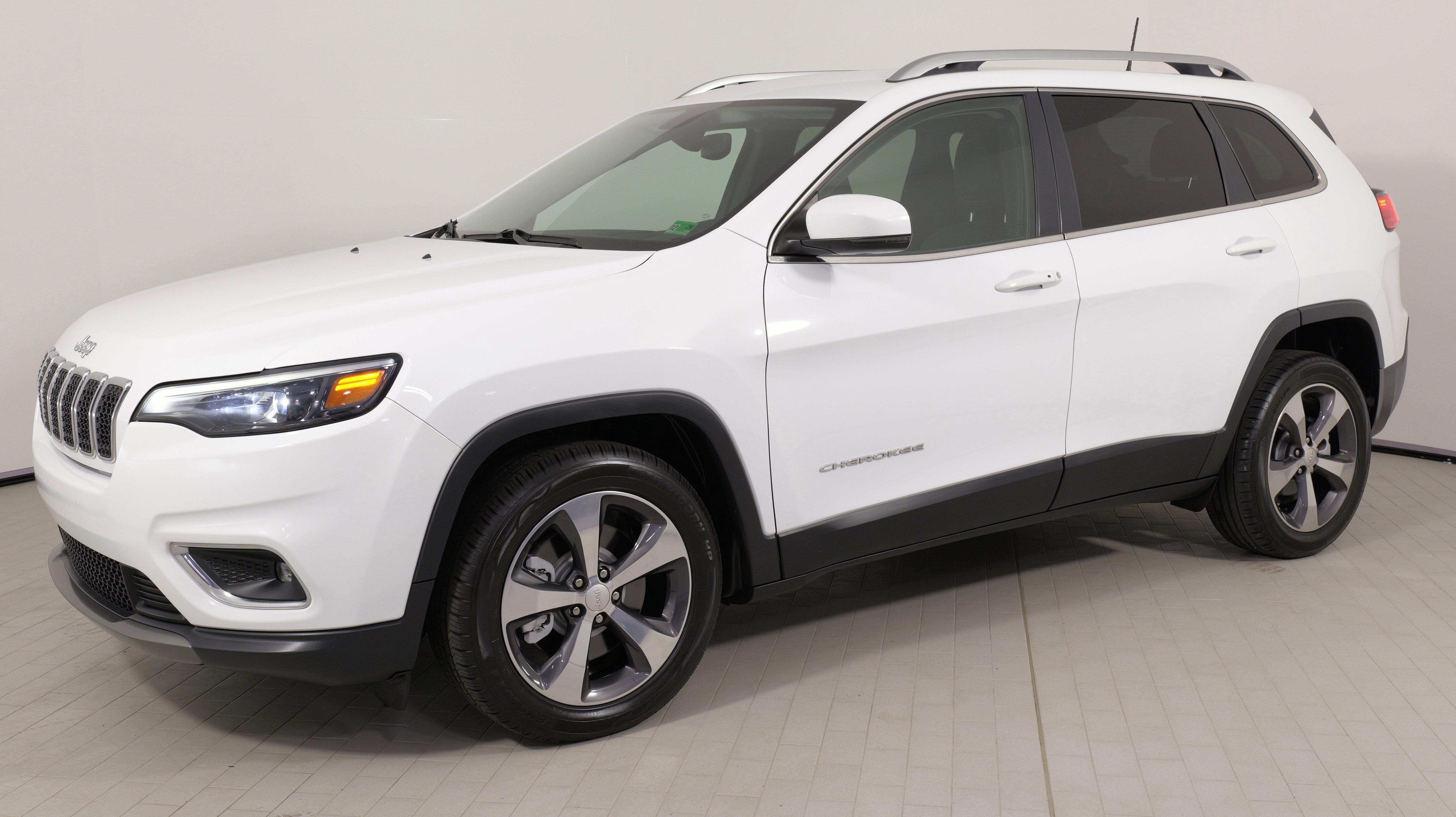 Used 2019 Jeep Cherokee Limited image 3