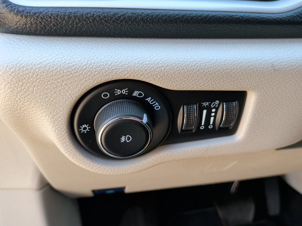 Used 2023 Chrysler Pacifica Touring-L FWD image 15