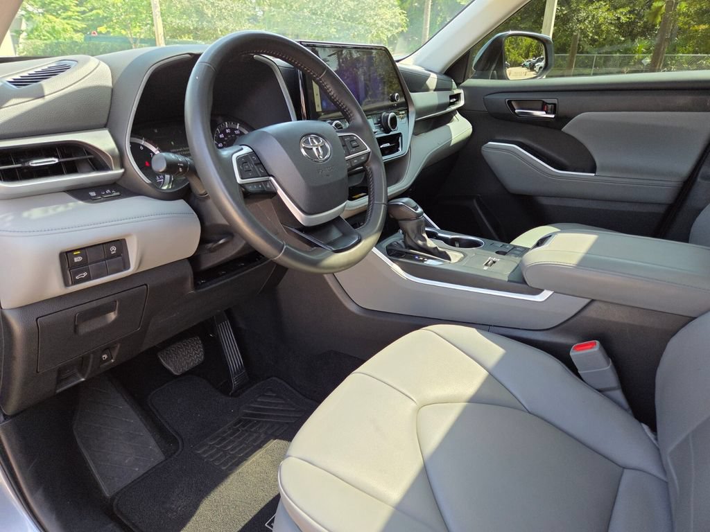 Used 2024 Toyota Highlander XLE FWD image 28