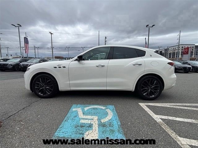 Used 2024 Maserati Levante GT Ultima AWD/4WD image 4