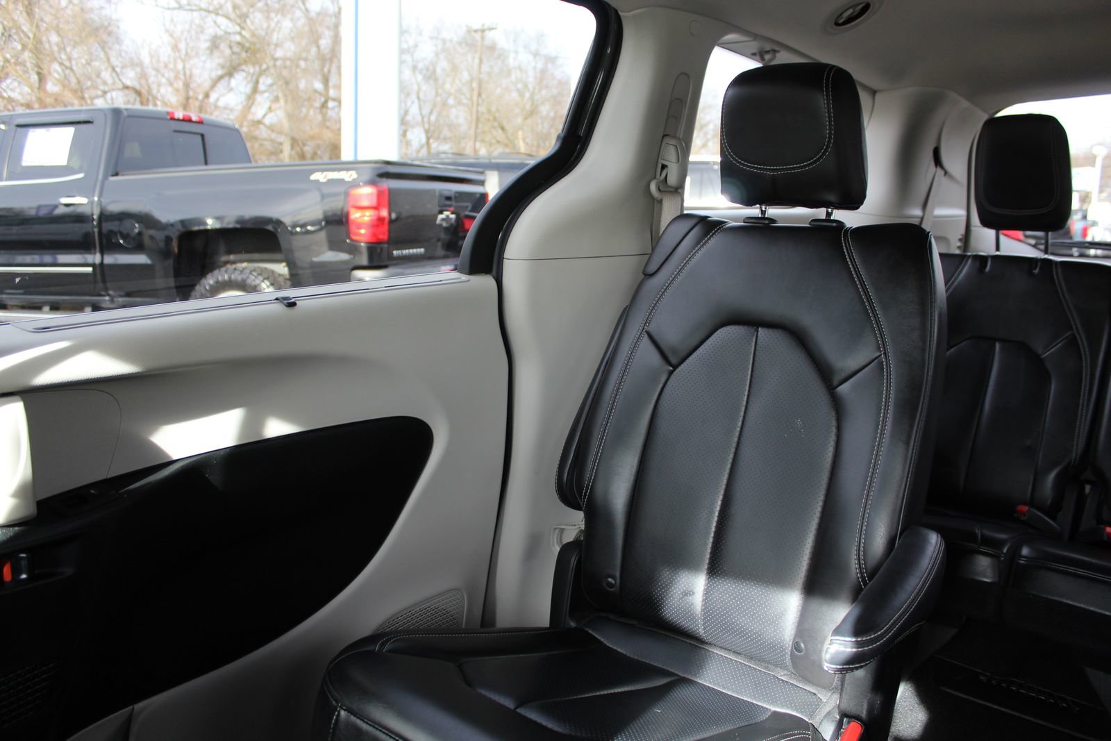 Used 2023 Chrysler Pacifica Touring-L image 12