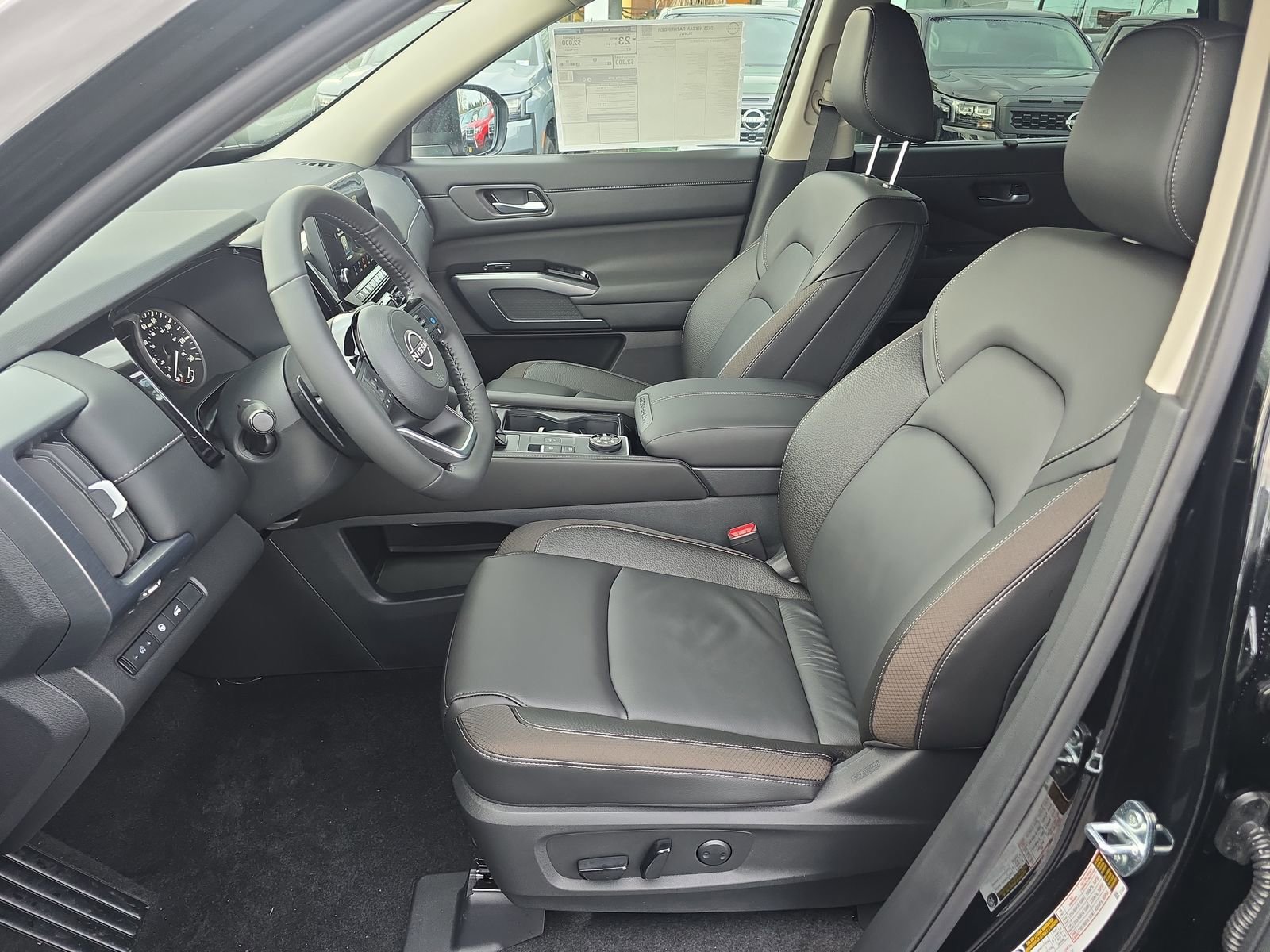 New 2025 Nissan Pathfinder SL image 12