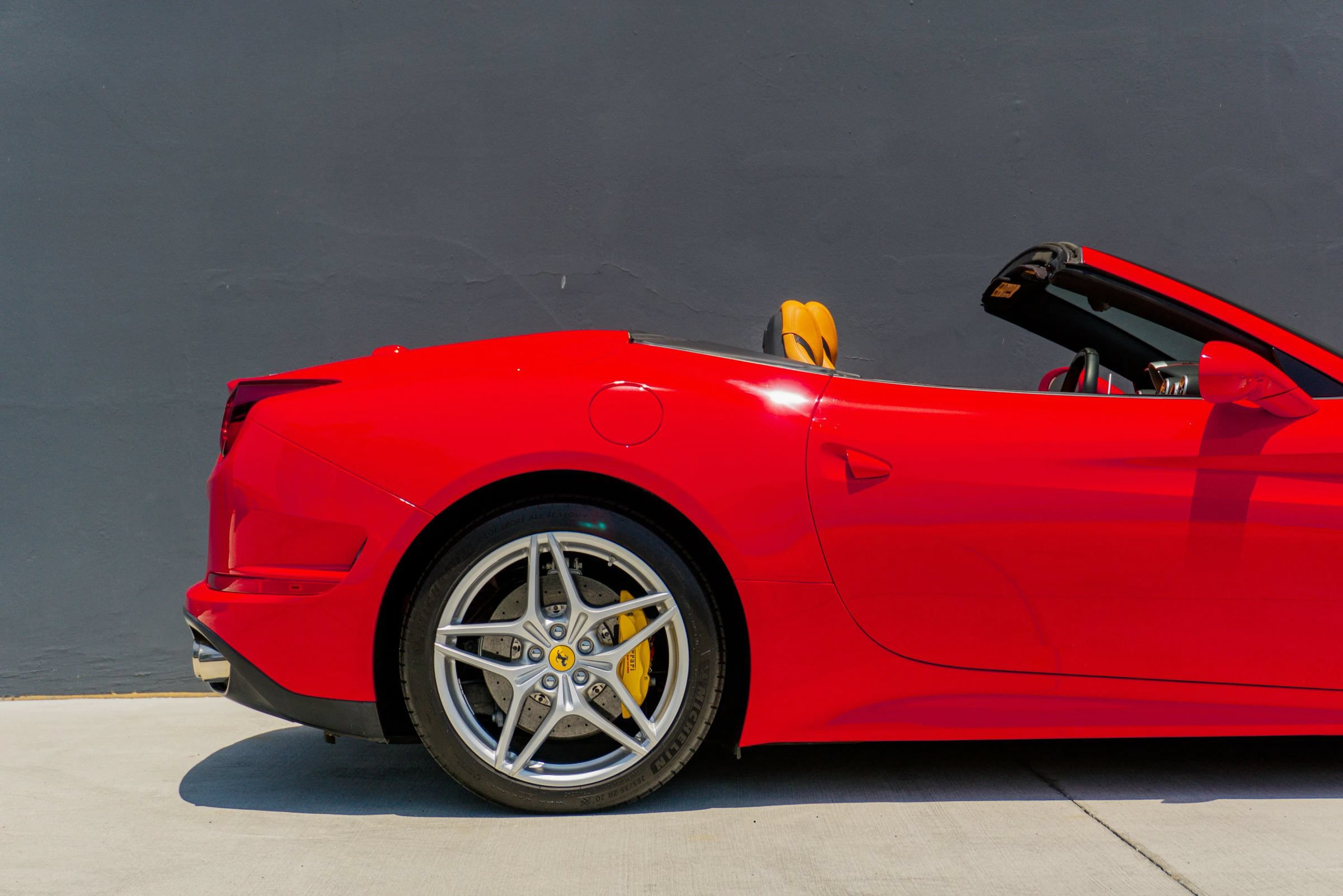 Used 2016 Ferrari California T RWD image 27