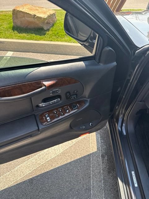 Used 1998 Lincoln Town Car Signature RWD image 9