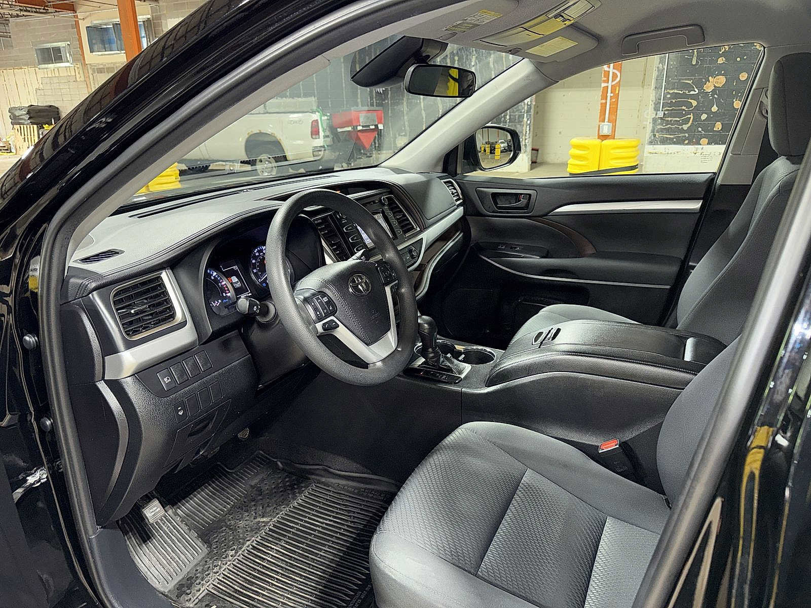 Used 2019 Toyota Highlander LE AWD/4WD image 28