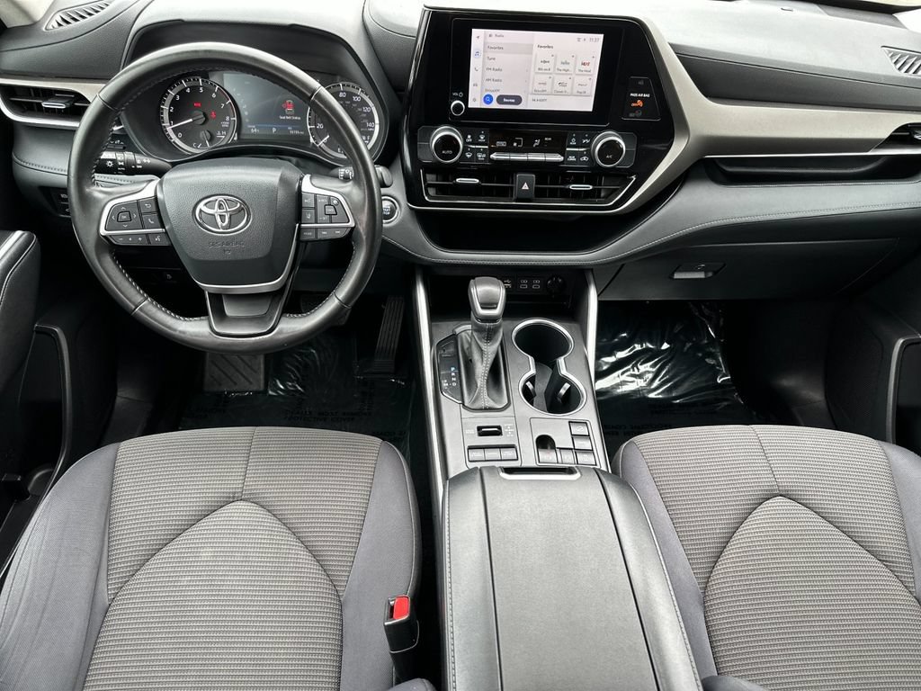 Used 2023 Toyota Highlander LE AWD/4WD image 12