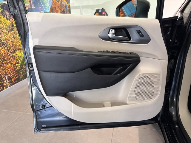 Used 2023 Chrysler Pacifica Touring-L FWD image 21