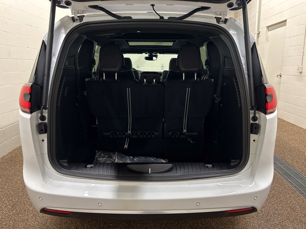New 2027 Chrysler Pacifica Limited FWD image 17