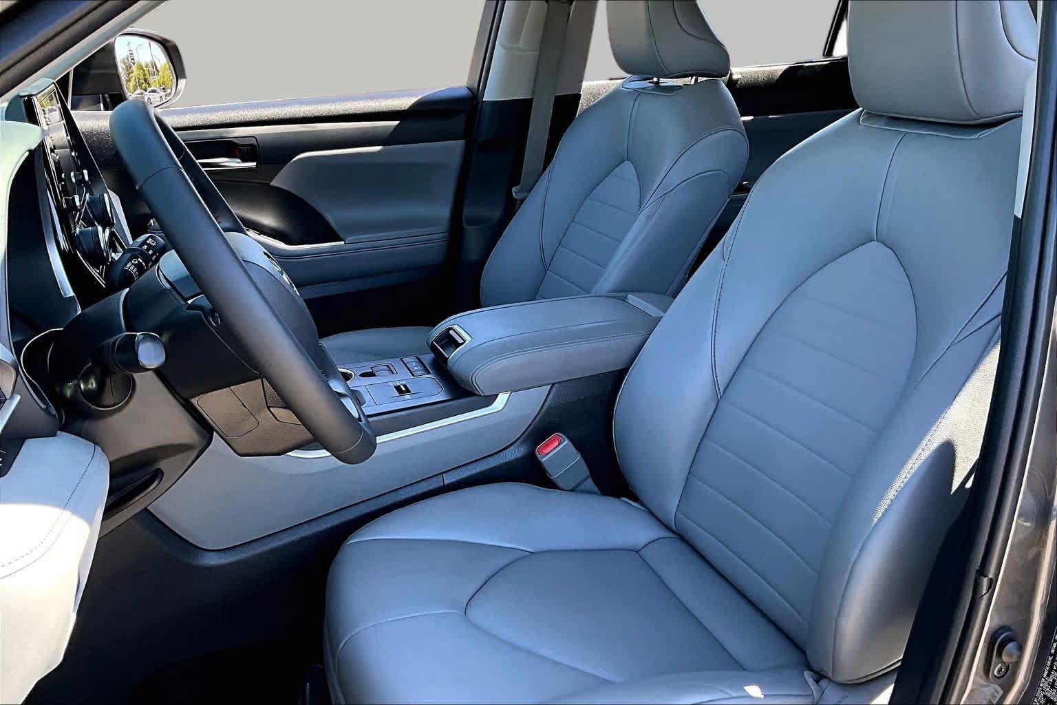 Used 2022 Toyota Highlander XLE AWD/4WD image 7