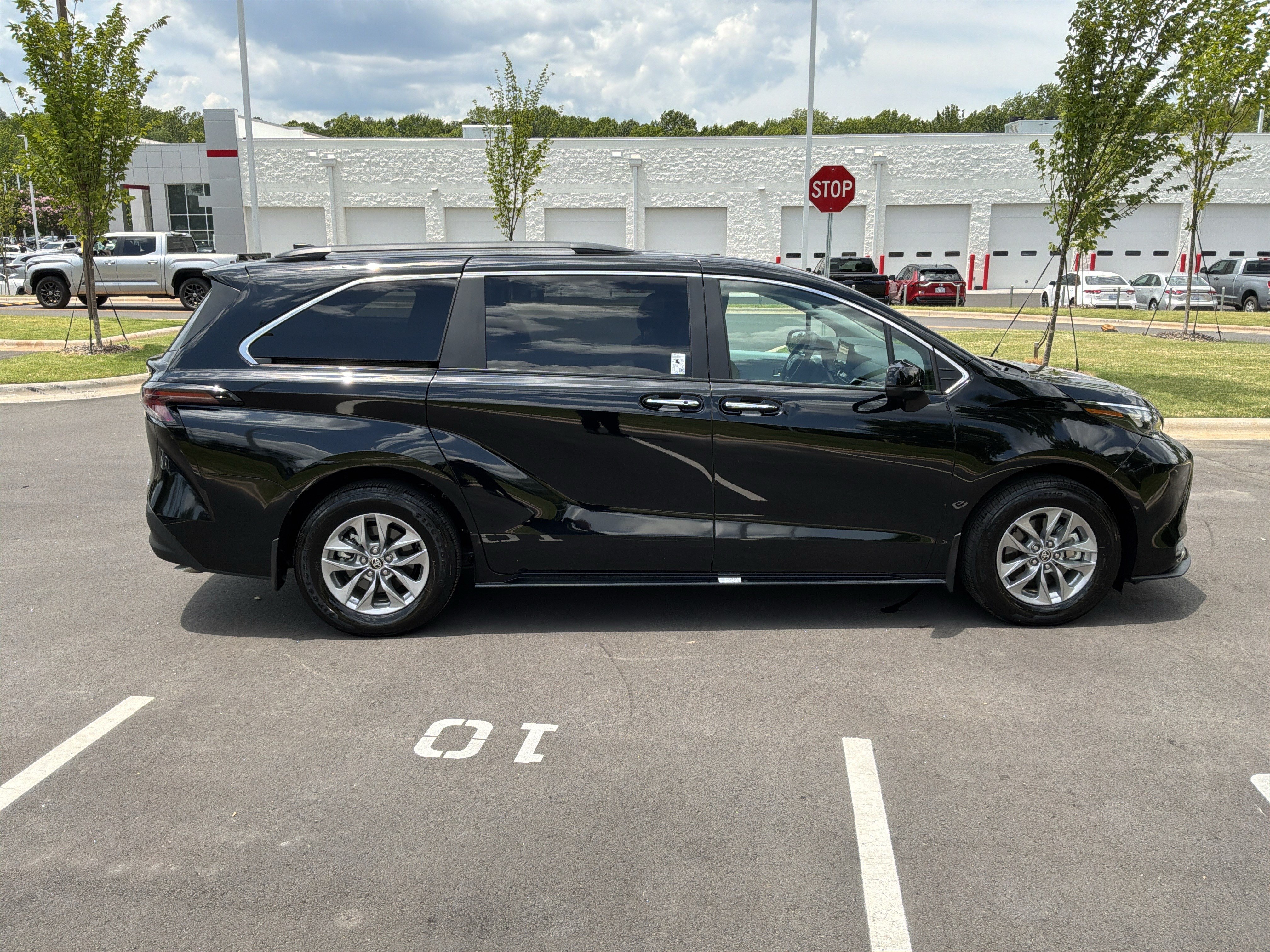 Used 2026 Toyota Sienna XLE FWD image 11