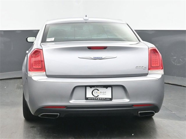 Used 2017 Chrysler 300 C image 5