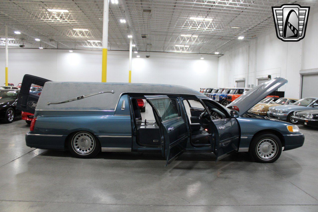 Used 2001 Lincoln Town Car Executive image 9