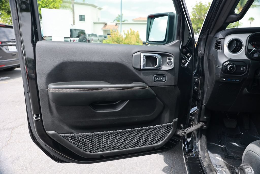 Used 2025 Jeep Wrangler Unlimited Sahara w/ Safety Group AWD/4WD image 17