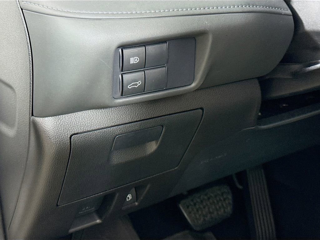 Used 2021 Toyota Highlander LE FWD image 10