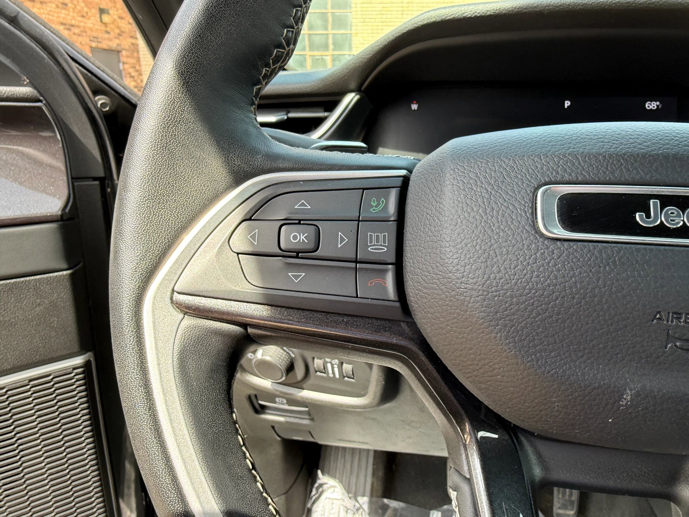 Used 2022 Jeep Grand Cherokee Altitude AWD/4WD image 23