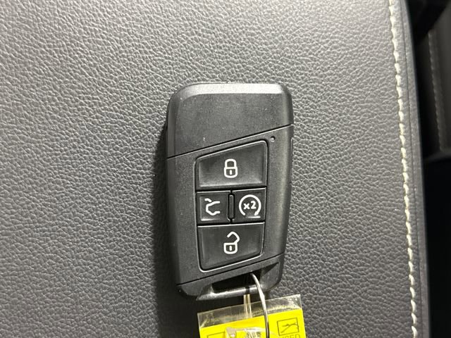 Used 2023 Volkswagen Tiguan SE image 39