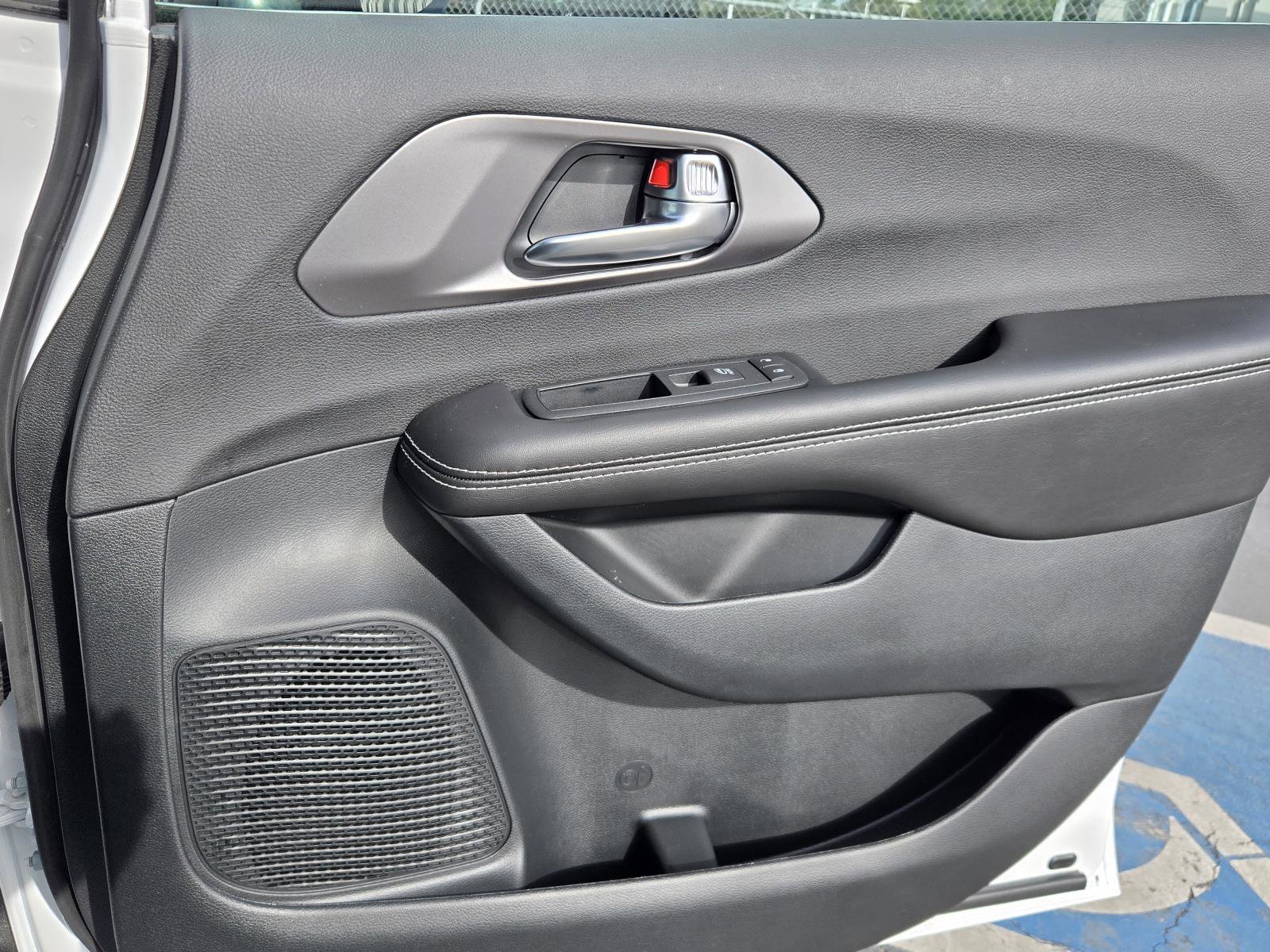 New 2026 Chrysler Pacifica Select image 33