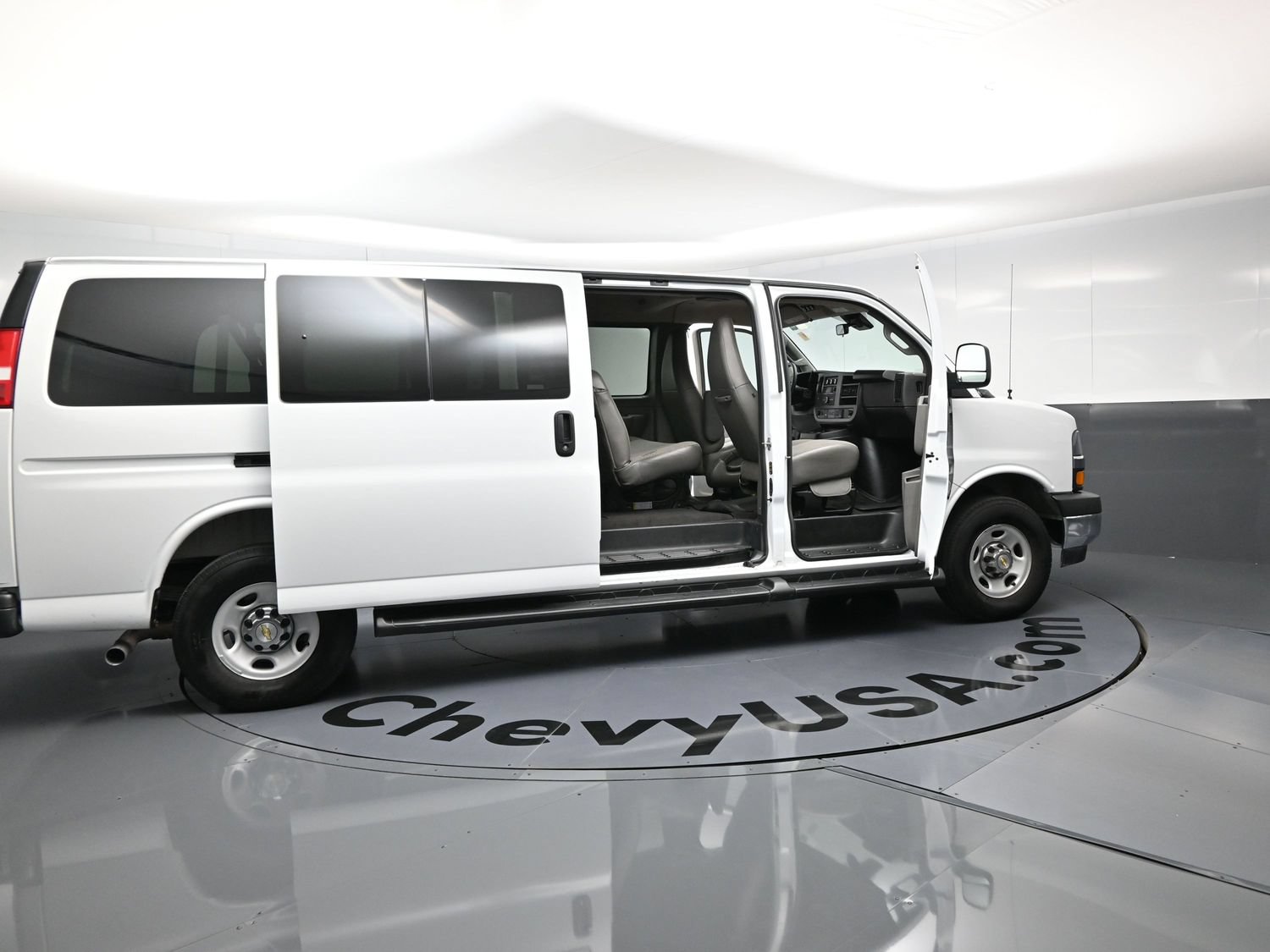 Used 2025 Chevrolet Express 3500 LT w/ LT Preferred Equipment Group RWD image 23