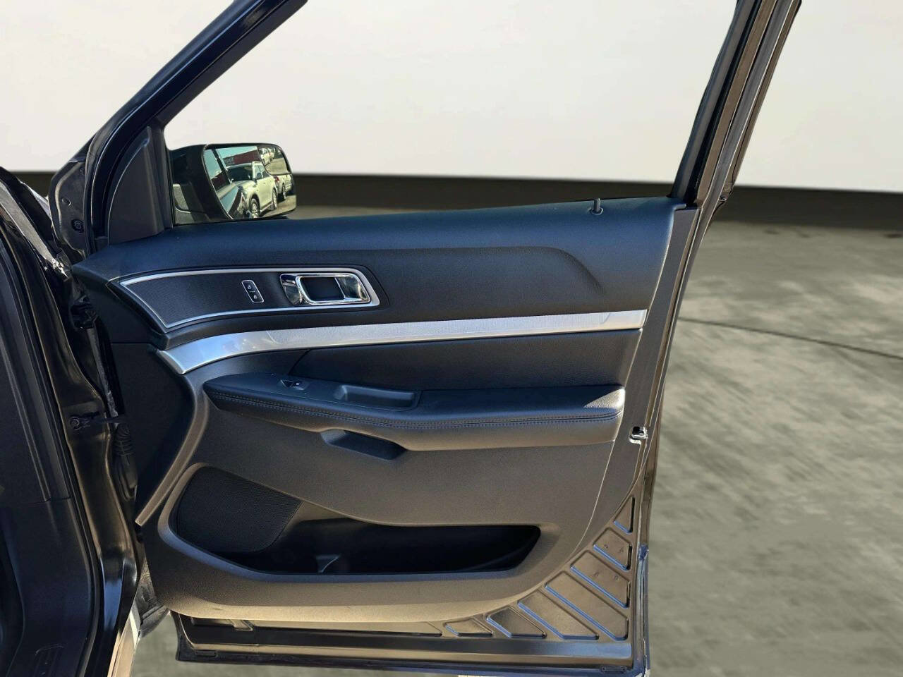 Used 2016 Ford Explorer XLT w/ Equipment Group 202A image 16