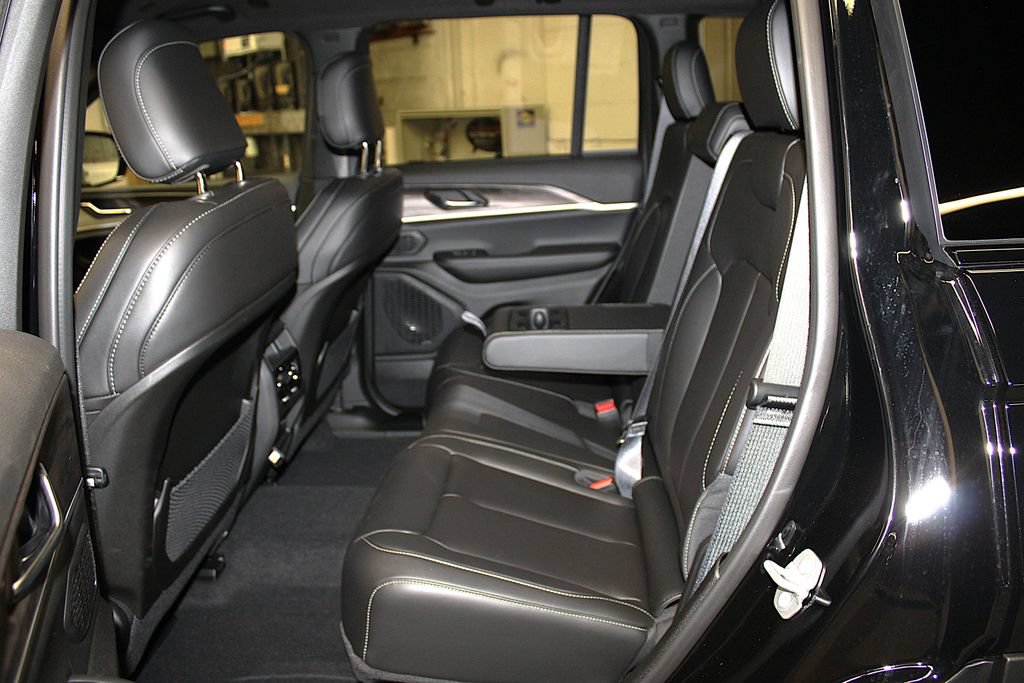 New 2027 Jeep Grand Cherokee Limited w/ MOPAR Finishing Package AWD/4WD image 27